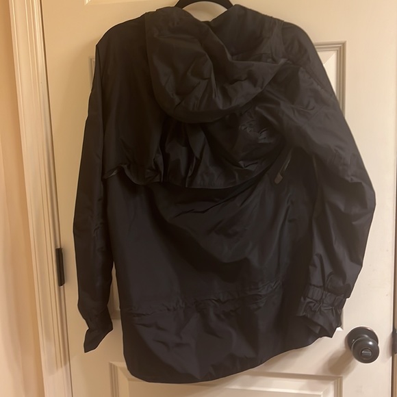 EUC Lululemon Run: Black Make It Rain Jacket- Size 6 - Picture 13 of 16